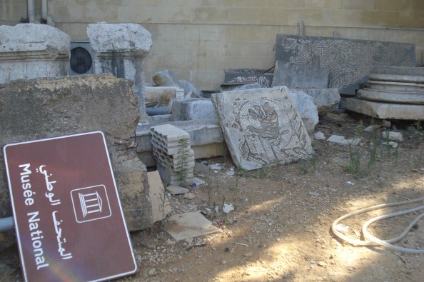 Le tout au pied des toilettes exterieures...