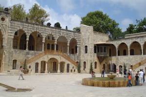 Cour qui mène aux appartements pives de Bachir.