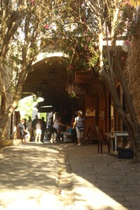 Vieilles rues pavées du vieux Jbeil, aux abords du site. 