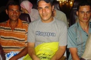 Saad (au centre) et ses collègues de la station service.  