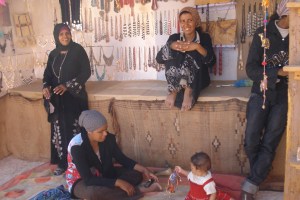 Bédouines (presque authentiques) près du Haut Lieu du Sacrifice. 
