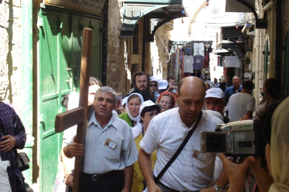 Pélerins refaisant le chemin de croix du Christ dans les rues du vieux Jérusalem