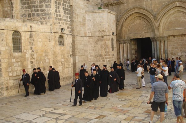 Prêtres orthodoxes à la sortie du Saint Sépuclre, entamant une procession. 