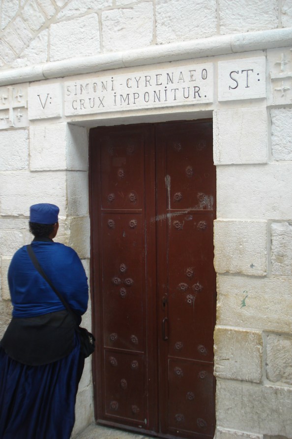 Soeur copte se receuillant devant la cinquième station du chemin de croix, où Jésus rencontra Simon de Cyrène. 