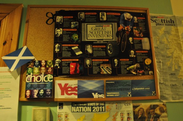 Les "Grea Scottish inventors" à côté du bureau d'accueil de Brian.